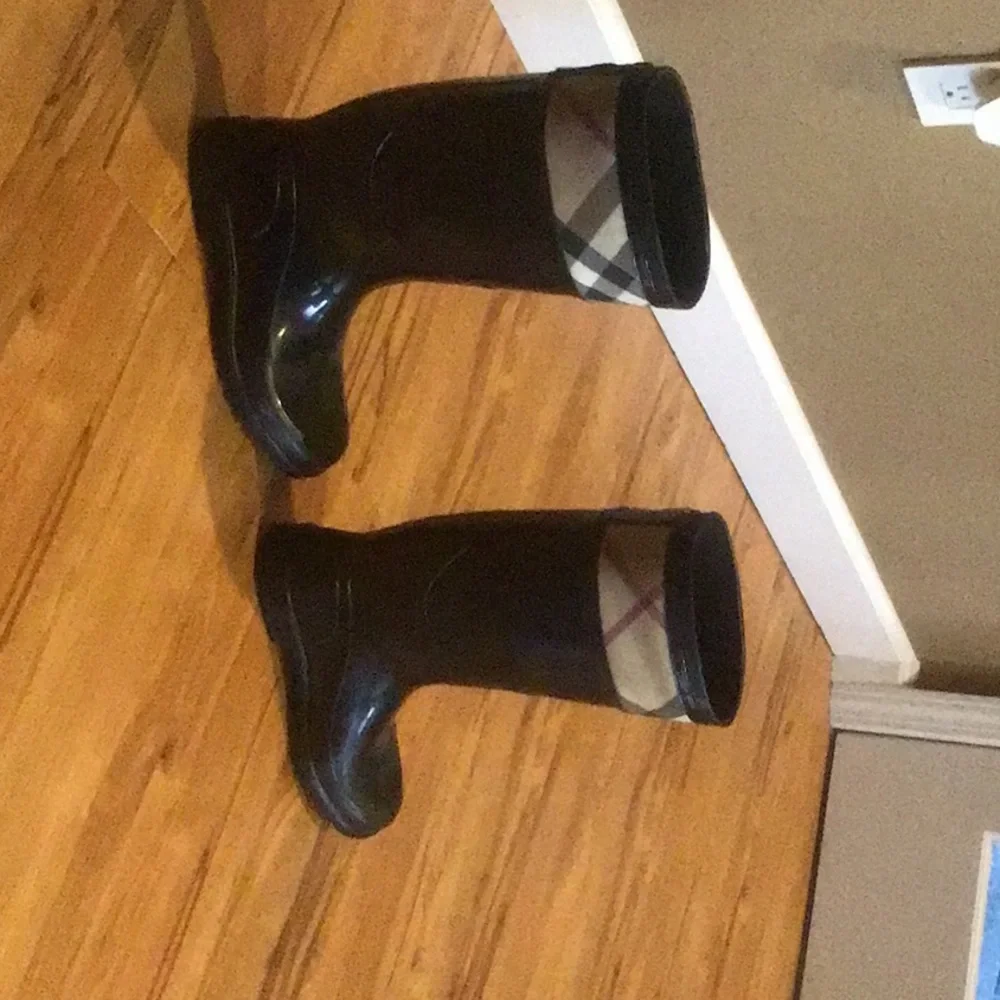 Burberry - Picture 2 of 5